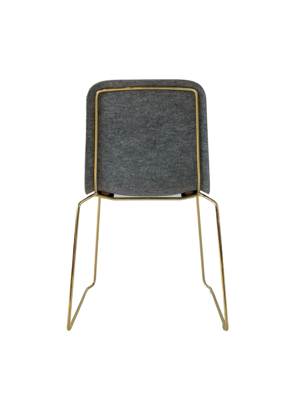 This Chair 141 – Stapelbaar – Goud / Vilt