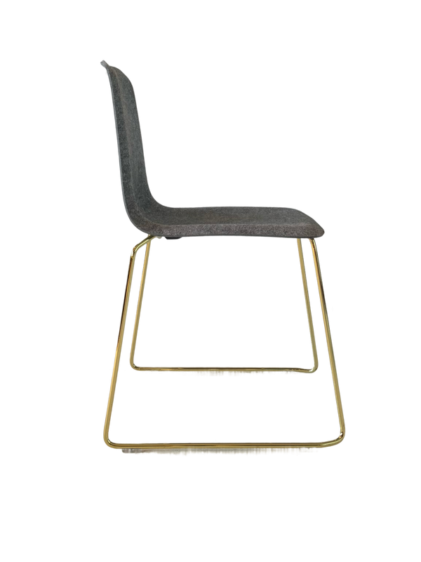 This Chair 141 – Stapelbaar – Goud / Vilt
