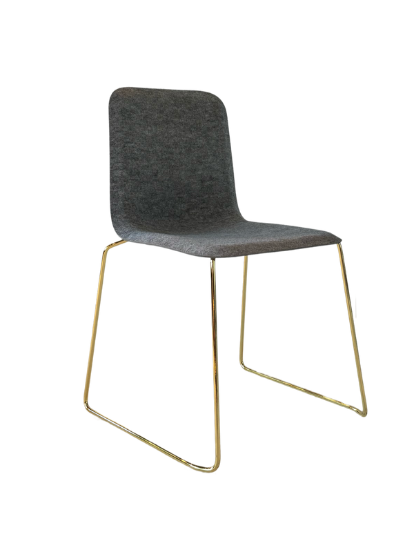 This Chair 141 – Stapelbaar – Goud / Vilt