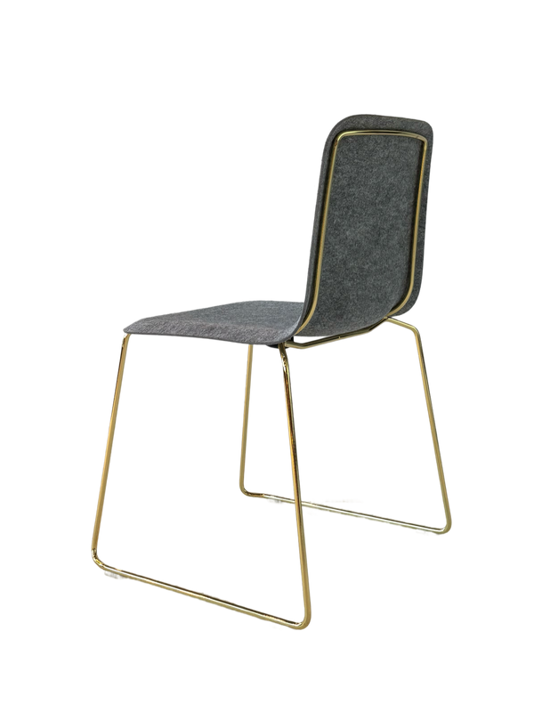 This Chair 141 – Stapelbaar – Goud / Vilt