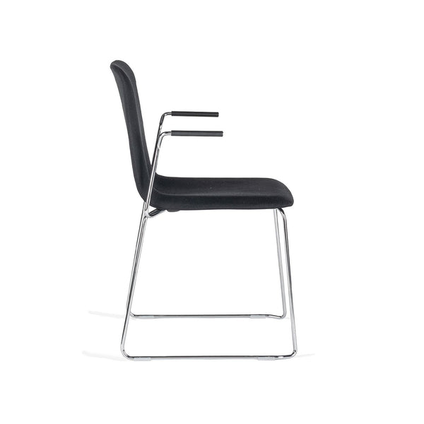 THIS stoel is 142 gestoffeerd