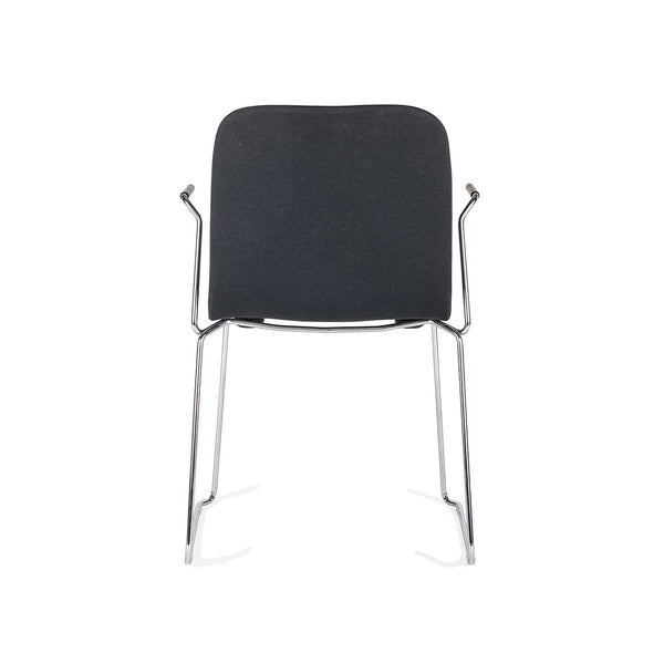 THIS stoel is 142 gestoffeerd